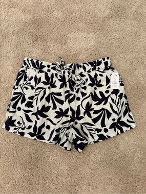 Navy and White Linen Pull-On Women’s Shorts NWT